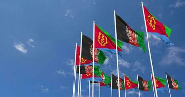 afghanistan och eritrea flaggor vinka tillsammans i de himmel, sömlös slinga i vind, Plats på vänster sida för design eller information, 3d tolkning video