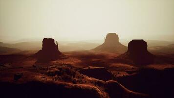 Wüste Landschaft mit verstreut Felsen im das Entfernung gefangen von ein Antenne video