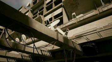 A skyscraper with a network of wires connected to its concrete roof video