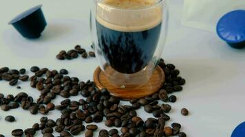 voorkant visie van een zwart koffie mok Aan een zwart achtergrond video