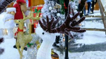 cerca arriba de pelotas en Navidad árbol en borroso antecedentes. nuevo año concepto. video