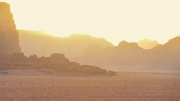 statisk planet fördärvar tycka om landskap solnedgång Timelapse - Foto av wadi rom öken- i jordan med röd rosa himmel ovan, detta plats var Begagnade som uppsättning för många vetenskap fiktion bio video