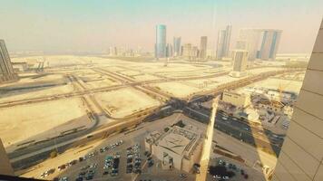 abu dhabi, uae , 2022 - tid upphöra fönster se till stad panorama med trafik stadens centrum snabb rörelse och horisont och konstruktion webbplatser stad expansion utveckling begrepp video