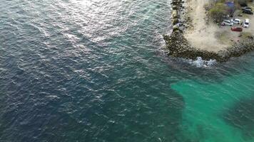 aéreo ver de Guijarro playa con azul mar video