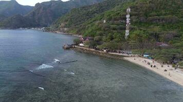 aereo Visualizza di Kurunai spiaggia nel gorontalo, Indonesia, con vecchio edifici, e turisti. turisti godendo estate viaggio video