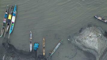 aereo Visualizza di Barche su limboto lago. canottaggio Barche deriva al di sopra di il acque di lago limboto. gorontalo, Indonesia video