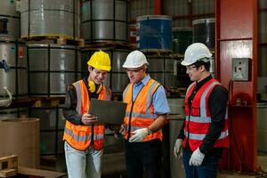 equipo de diversidad trabajador inspeccionando dentro el acero fabricación fábrica mientras escuchando a mayor gerente Consejo en mejora de capacidad y productividad foto