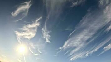 Timelapse fluffig cirrus moln rör på sig i ljus solnedgång himmel. abstrakt antenn natur sommar hav solnedgång, hav och himmel se. semester, resa, Semester begrepp. väder och klimat förändra video