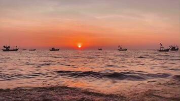 pêche bateaux pendant le coucher du soleil ciel à plage paysage, pêche bateaux pendant une lever du soleil ou coucher de soleil, chatoyant de le Soleil sur le nuages, les ciel et des nuages avoir le Puissance à inspirer sentiments de admiration ou merveille video