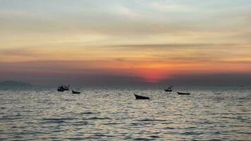 pêche bateaux pendant le coucher du soleil ciel à plage paysage, pêche bateaux pendant une lever du soleil ou coucher de soleil, chatoyant de le Soleil sur le nuages, les ciel et des nuages avoir le Puissance à inspirer sentiments de admiration ou merveille video