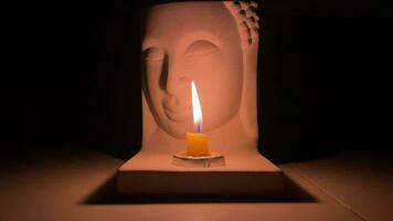 Buda estátua debaixo luz de velas, fonte Buda estátua é uma lindo tailandês arquitetura do estátua dentro wat templo, o Buda estátua é considerado uma símbolo do budistas. video