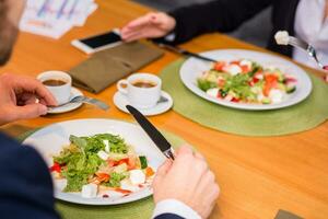 mujer y hombre en negocio almuerzo foto