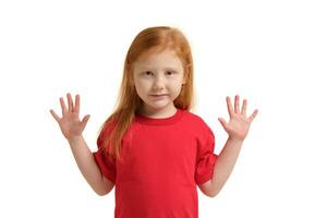 pequeño niña sonriente con su brazos arriba. 5 5 años antiguo niña sorprendido con sonrisa y manos cerca su manos foto