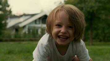 Porträt von ein Lachen Kind. video