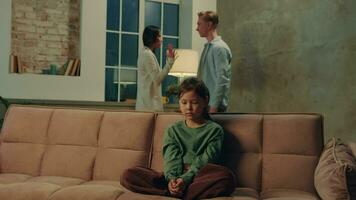 multiraciaal ouders ruzie maken Bij huis Bij nacht. bang kind sluit zijn oren. video