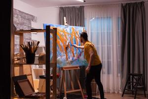 contemporáneo pintor en estudio creando un obra maestra. moderno obra de arte pintar en lienzo, creativo, contemporáneo y exitoso multa Arte artista dibujo obra maestra foto