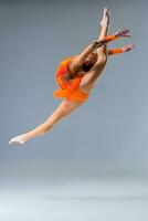 joven gimnasta delgada en estudio foto