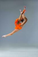 joven hermosa niña haciendo palo de gimnasia saltar foto