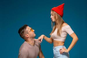 estudio estilo de vida retrato de dos mejor amigos hipster vistiendo elegante brillante trajes, sombreros, mezclilla pantalones cortos y anteojos, yendo loco y teniendo genial hora juntos. foto