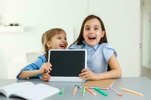 aprendizaje desde hogar, hogar colegio niño concepto. pequeño niños estudiar en línea aprendizaje desde hogar con ordenador portátil. cuarentena y social distanciamiento concepto. foto