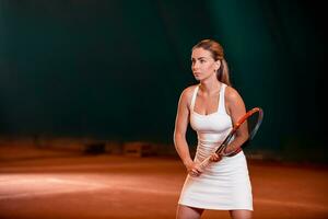 un mujer tenis jugador teniendo divertido a jugar esta juego. foto