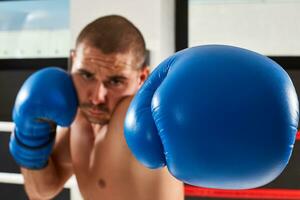 Boxer en azul guantes foto