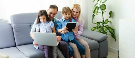 familia trabajando a ordenador portátil con en hogar oficina foto