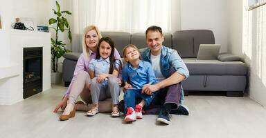 retrato de un contento familia sonriente a hogar foto