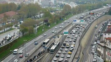 kalkoen Istanbul 12 januari 2023, verkeer in een hoog weg in Istanbul video