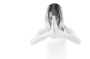 un mujer es haciendo yoga en un blanco habitación foto