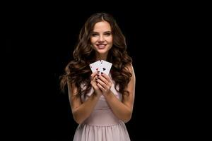atractivo joven mujer participación el victorioso combinación de póker tarjetas foto