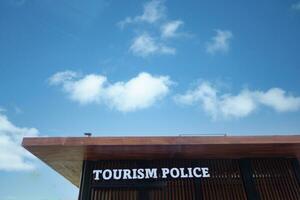 turismo policía texto en un edificios en contra azul cielo foto