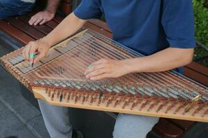 manos de músico jugando en címbalo o dulcimer, foto