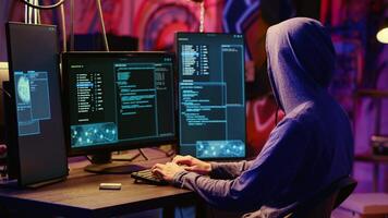 hacker in verborgen ondergronds baseren bekwaam naar met succes krijgen Verleden anti knoeien maatregelen geïmplementeerd door bedrijven naar beschermen hun software, uploaden afgewerkt barst Aan ssd, klaar naar verkopen het online video