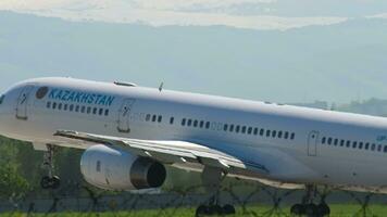 almaty, Kazajstán mayo 5, 2019 pasajero avión boeing 757 2m6, arriba b5701 de Kazajstán gobierno tomando apagado, lado ver video