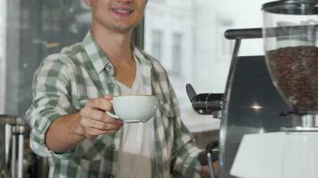 feliz masculino barista sorridente segurando Fora copo do saboroso café para a Câmera video