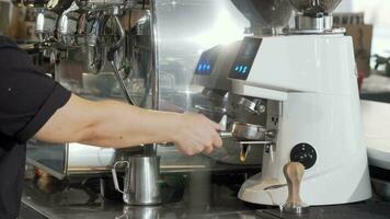 cortada tiro do uma barista esmerilhamento café feijões usando café máquina video