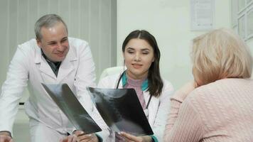 deux médecins examiner radiographie scanne de personnes âgées femme video