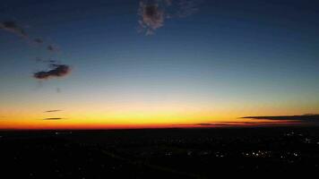 alto angolo metraggio di Britannico cittadina durante tramonto video