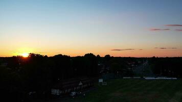 hoch Winkel Aufnahmen von britisch Stadt, Dorf während Sonnenuntergang video