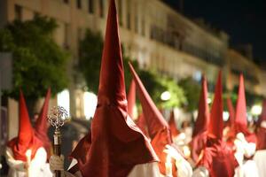 un santo semana procesión en un especial noche foto