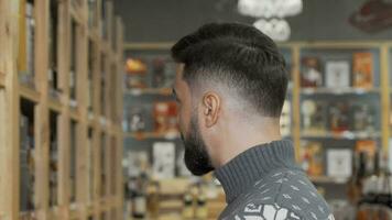 hermoso barbado hombre sonriente a el cámara mientras compras a el supermercado video