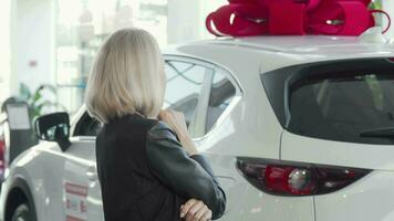 kvinna kund granskning ny bil på försäljning på bil återförsäljare video