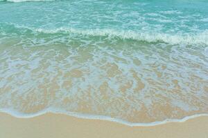 suave ola de azul Oceano en arenoso playa. verano vacaciones en isla. claro azur agua antecedentes. foto