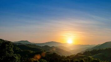 hermosa montañas Valle ver con puesta de sol cielo antecedentes. naturaleza imagen campo paisaje foto