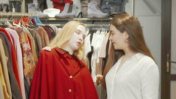 fêmea amigos tentando Novo roupas às moda loja video