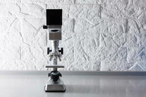 microscopio soportes en un mesa en un blanco antecedentes foto