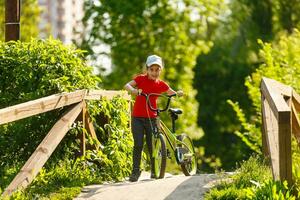 contento pequeño niña con su bicicleta foto