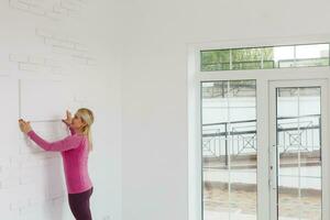 foto de mujer mirando a el blanco blanco lienzo. horizontal, Bosquejo