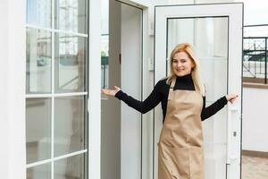 medio longitud retrato de camarera vestido en delantal con Copiar espacio para marca nombre abierto Tienda comenzando trabajo Listo a servir visitantes, mujer empresario barista en pie a restaurante Entrada foto